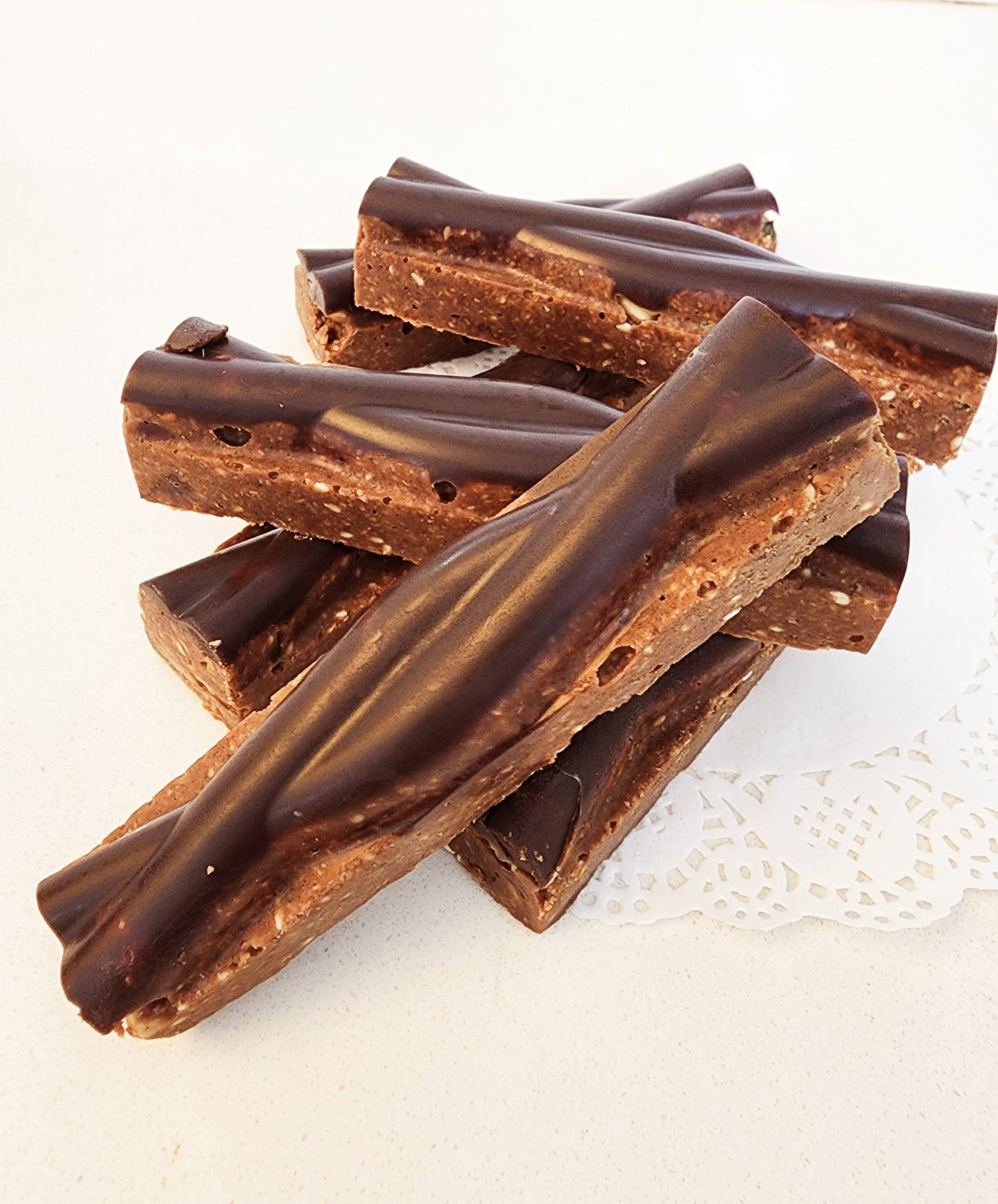 وجبات خفيفة من البندق والشوكولاتة